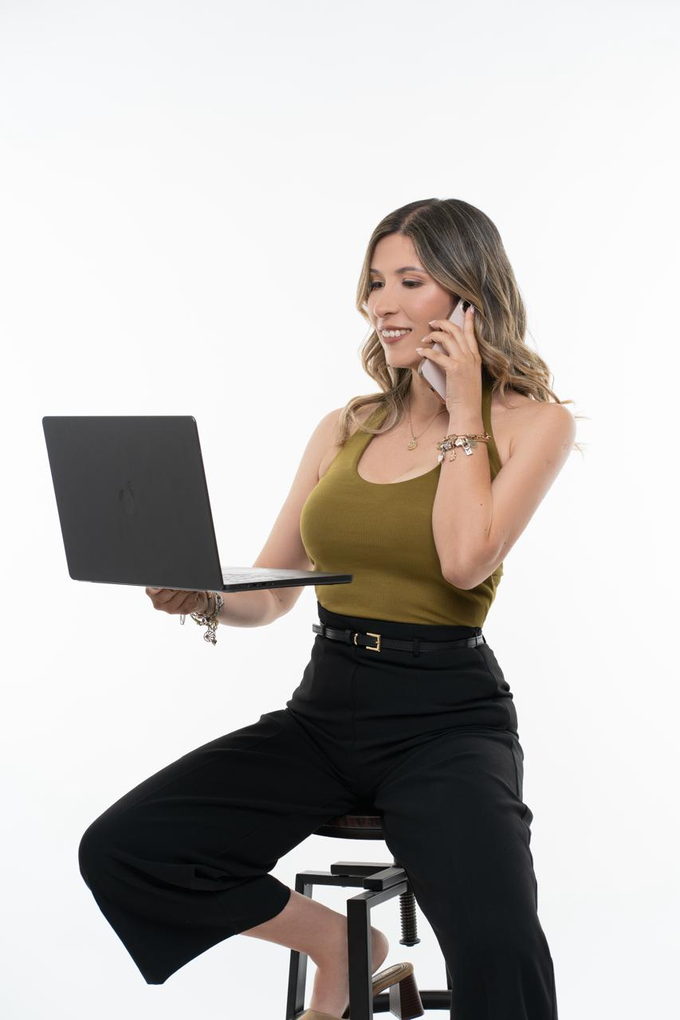 Marcela Díaz atendiendo una llamada